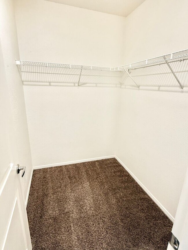 Building Photo - 3 bed 3 bth near Skye Canyon