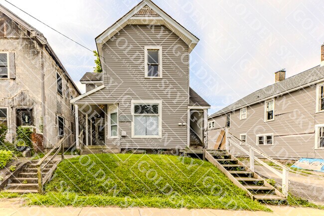Primary Photo - 817 W Main St