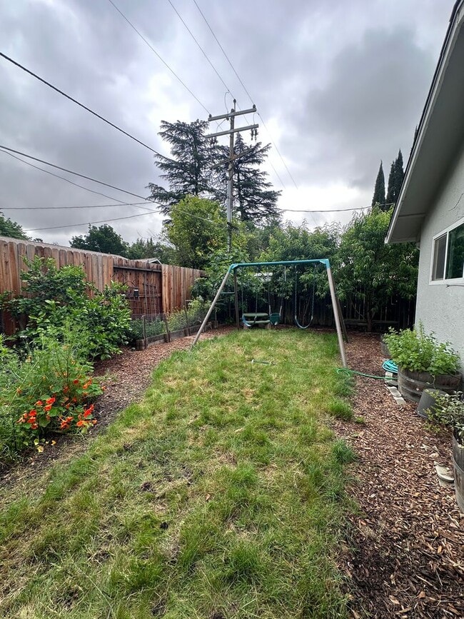 Building Photo - 1506 Manzanita Ln