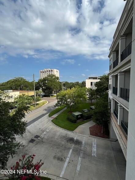 Building Photo - 1661 Riverside Ave