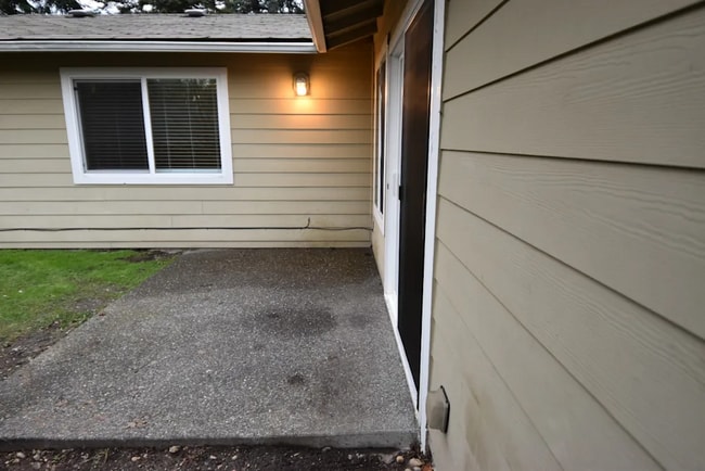 Building Photo - 13420 Des Moines Memorial Dr S