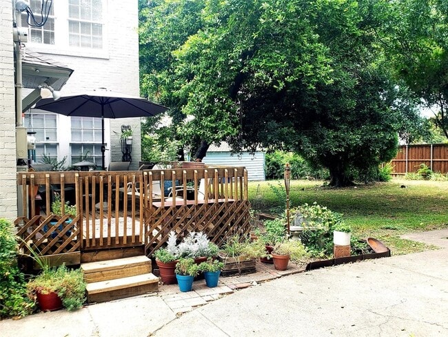Building Photo - 5442 Longview St