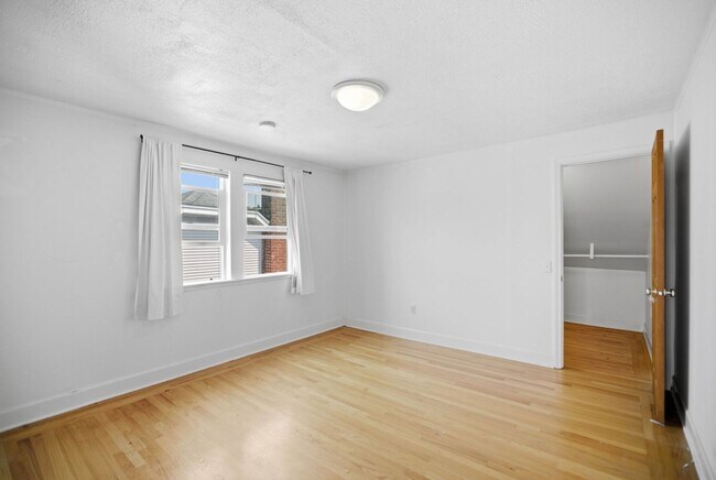 Building Photo - Steps from Green Lake ,6 bed 3 bath home with 2 kitchens and 2 laundry rooms.