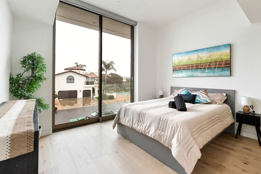 Building Photo - 5511 Los Robles Dr