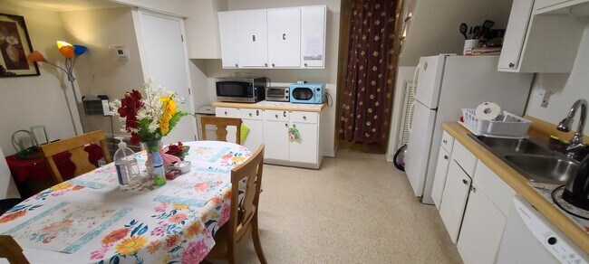 Building Photo - 486 Pinewood St