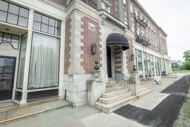 Building Photo - 354 N Main St