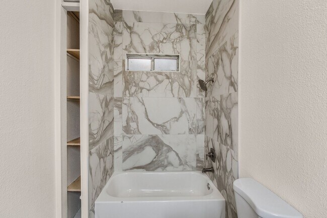 Building Photo - Updated 2 Bedroom Home with Garage in Lowe...