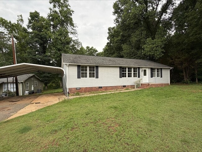 Building Photo - 3 Bed/2 Bath Home on large lot