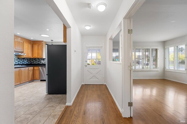 Building Photo - 700 Tamarack Dr