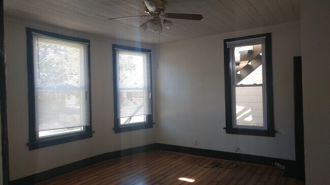 Building Photo - 2-Story House, 4Bed/2Bath washer/dryer hoo...