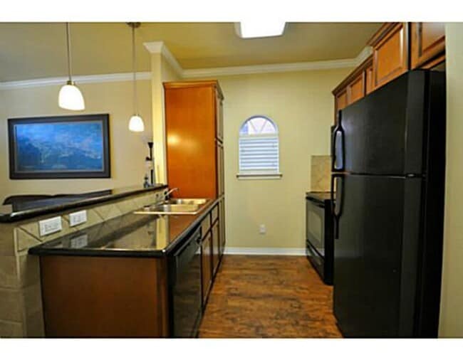 Building Photo - AUGUST 2026 PRE-LEASE! Spacious 1 Bed, 1 B...