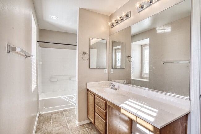 Building Photo - Lovely 3 Bedroom House in Desirable Area!