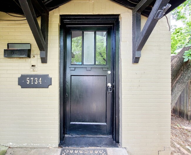 Building Photo - Remodeled 1 Bed, 1 Bath 4-Plex Craftsman A...