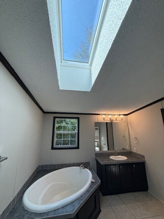 Building Photo - Available Now Spacious 3 Bedroom Home on P...