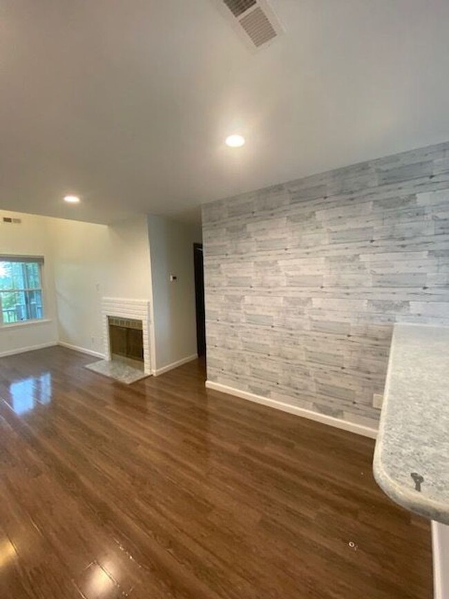 Building Photo - Two Bedroom Three Bathroom Condo in Hollan...