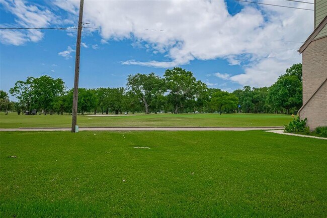 Building Photo - 8541 Sands Point Dr