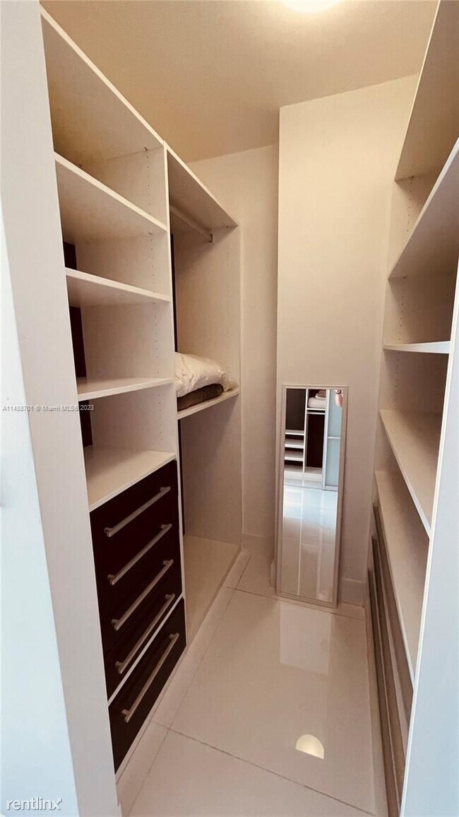 Building Photo - 2 br, 2.5 bath Condo - 18201 Collins Ave A...