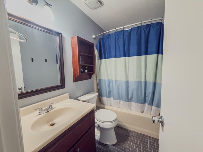 Building Photo - 209 Pinoak Ct W