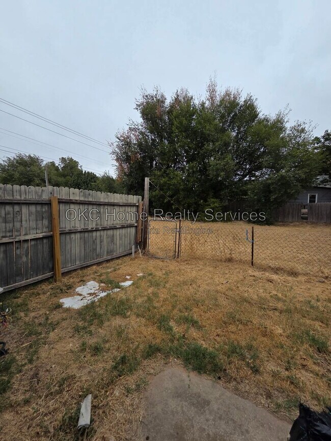 Building Photo - 1132 N Gardner Ave