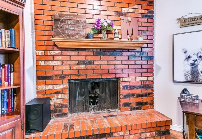 Building Photo - Charming 3-Bed, 2-Bath Home in Prime Broke...