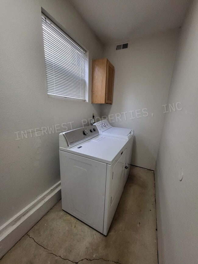 Building Photo - 3bd 2 ba Townhouse w/Washer/Dryer in Unit, Yard and Garage!