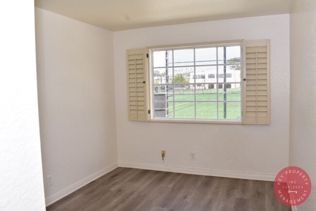 Building Photo - Charming 3-Bedroom Condo in the Heart of L...