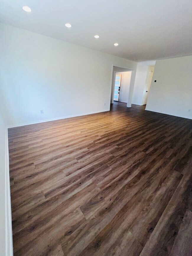 Building Photo - Spacious 3 Bedroom 2 Bath Home - Big Backyard – Simi Valley