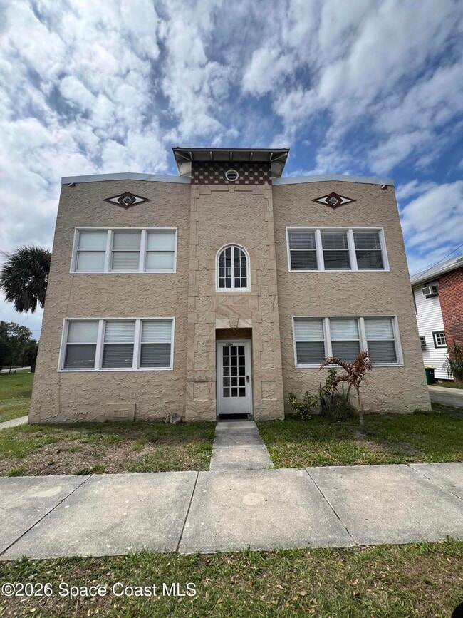 Building Photo - 2104 Waverly Pl