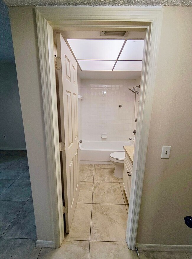 Building Photo - Charming Residence in a Prime Fort Myers Location