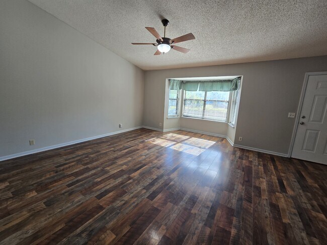 Building Photo - 425 Sunnyside Dr