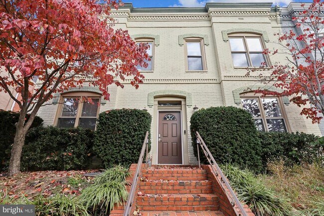 Building Photo - 1116 C St NE