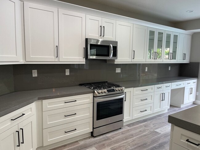 Building Photo - Beautiful 4 Bedroom 3 Bathroom with a pool