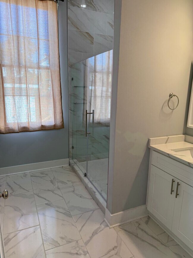 Building Photo - MOVE IN READY