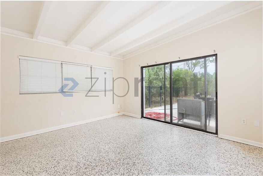 Building Photo - Unit