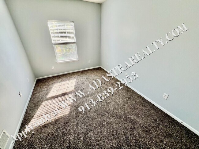 Building Photo - Beautiful Gardner Townhome-Available in MAY!!