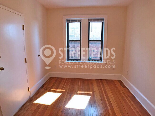 Building Photo - 881 Massachusetts Ave