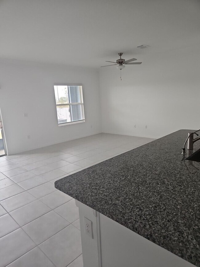 Building Photo - Dazzling 3-bedroom, 2.5-bathroom, 1 car ga...