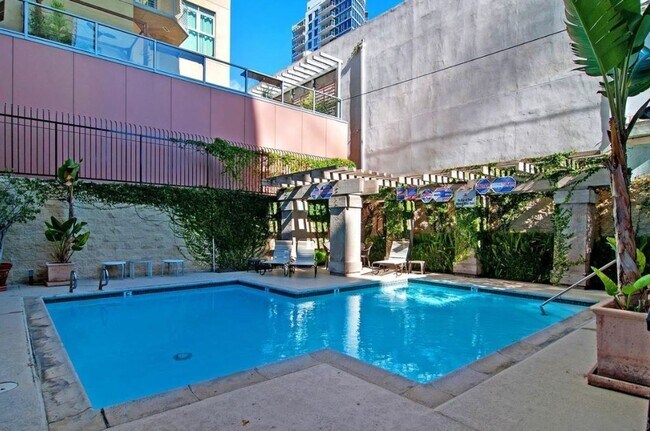 Building Photo - 1 bed /1 bath in Downtown San Diego
