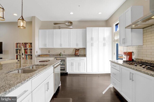 Building Photo - 2004 Potomac Ave