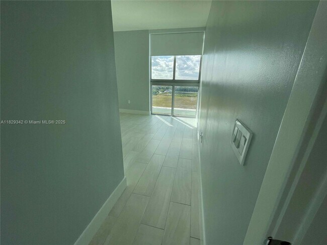 Building Photo - 2000 Metropica Wy