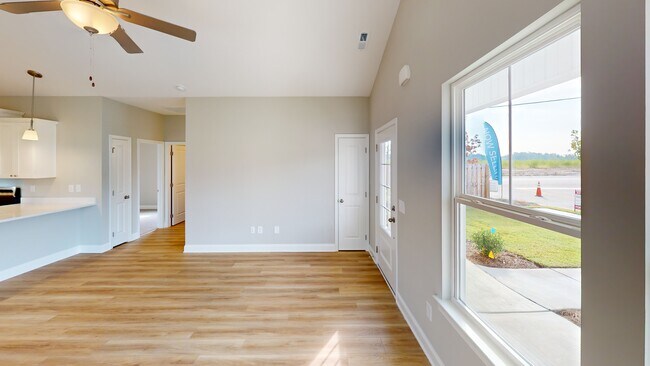 Building Photo - Midtown Oaks 12
