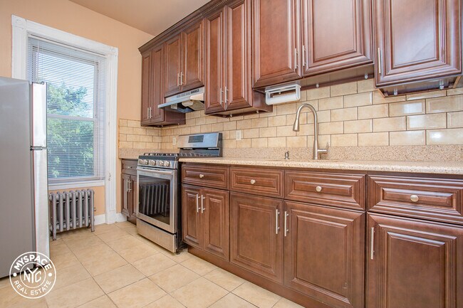 Building Photo - 812 Sterling Pl