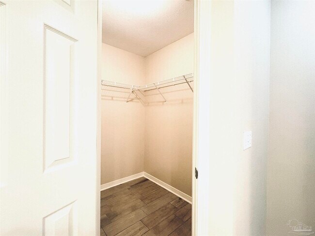 Building Photo - 10621 Creek Ridge Dr