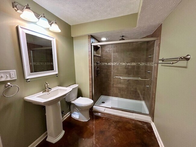 Building Photo - Beautiful 2 Story, 4 Bedroom, with a Full ...