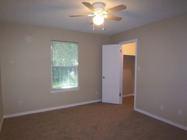 Building Photo - 727 Valley Ridge Way