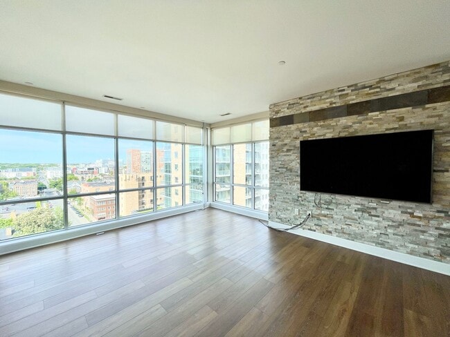 Building Photo - Luxury Top-Floor Condo for Rent