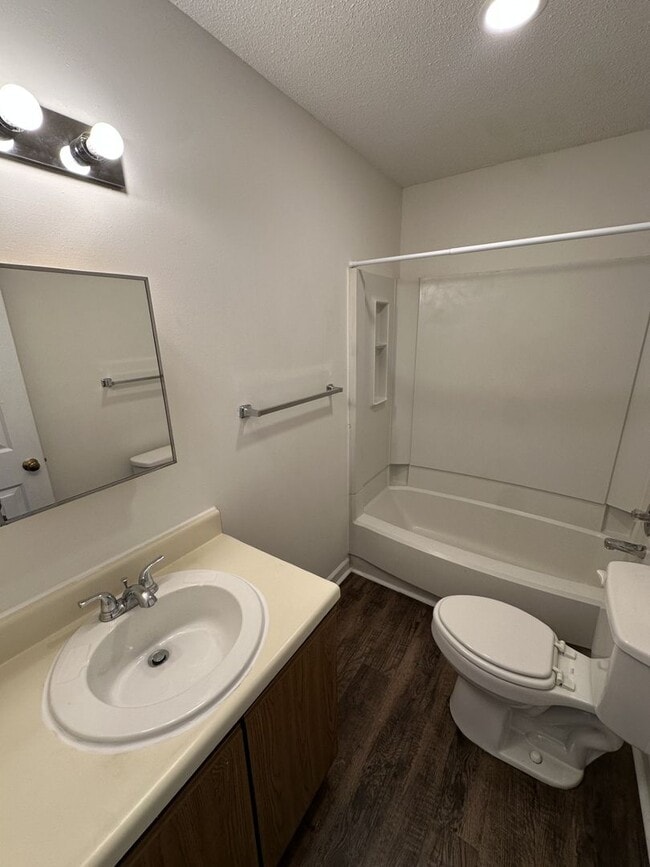 Building Photo - 2 Bedroom 2 Bathroom Condo!