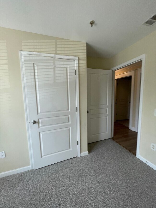 Building Photo - 15-1512 Dukes