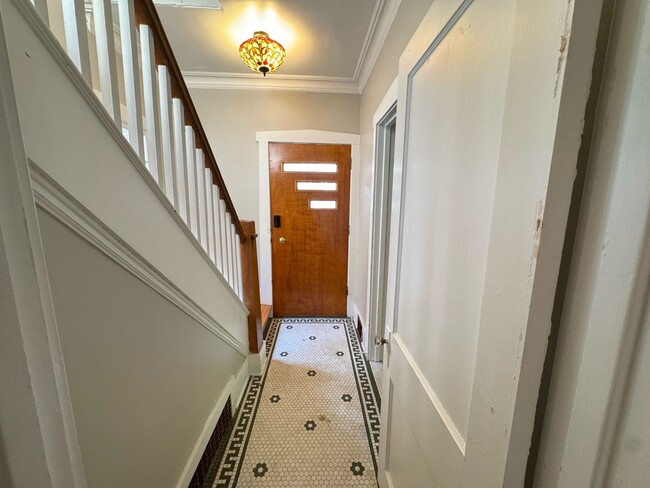 Building Photo - Close to Downtown! Includes washer and dryer