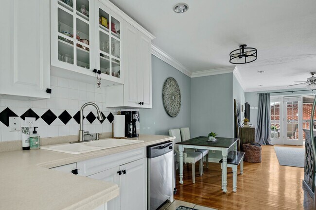 Building Photo - Beautiful 2bd/1ba Condo in VA Highlands w/ Balcony and Pool!!